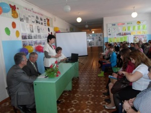 Der offizielle Teil: Die Vorsitzende des russlanddeutschen Kulturvereins in Samara hält eine Begrüßungsansprache. Neben ihr der Bürgermeister und der Chronist des Dorfes.