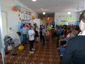 Nach Fakten und Gedichten führten die Schüler Tänze auf. Solche kleinen Auftritte der Kinder sind sehr beliebt und bei vielen Veranstaltungen fester Bestandteil des Programms.